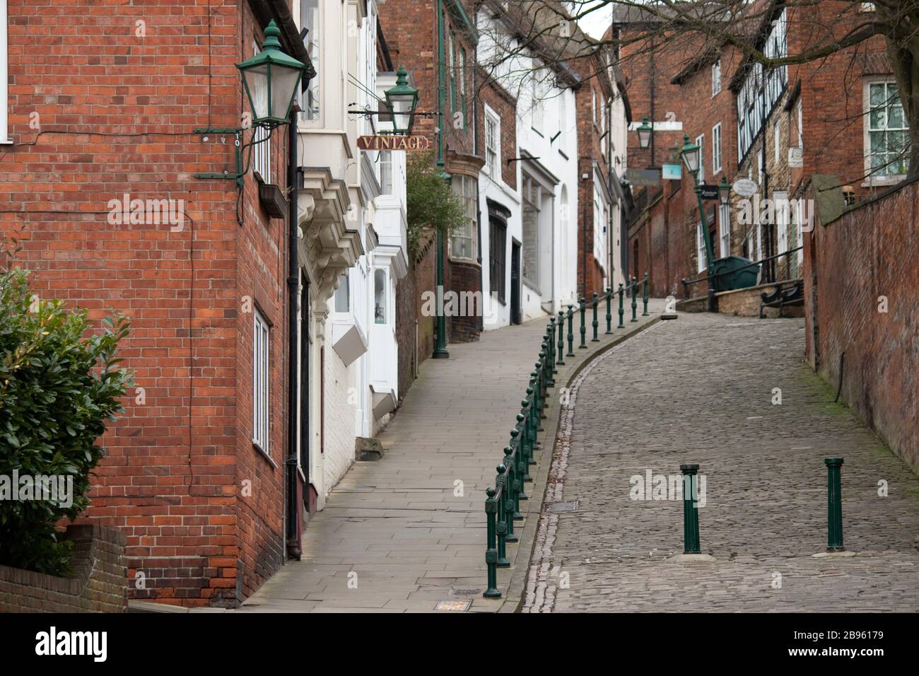 La vue sur la colline escarpée, Lincoln, en regardant vers la cathédrale. Steep Hill est l'un des endroits les plus visités de la ville de Lincoln dans le Lincolnshire, en Angleterre. Steep Hill relie Lincoln en montée au centre-ville et au centre commercial qui se trouvent sur la plaine du niveau. Il était autrefois connu sous le nom de rue Ermine et est actuellement maintenu par le Conseil du comté de Lincolnshire. Banque D'Images