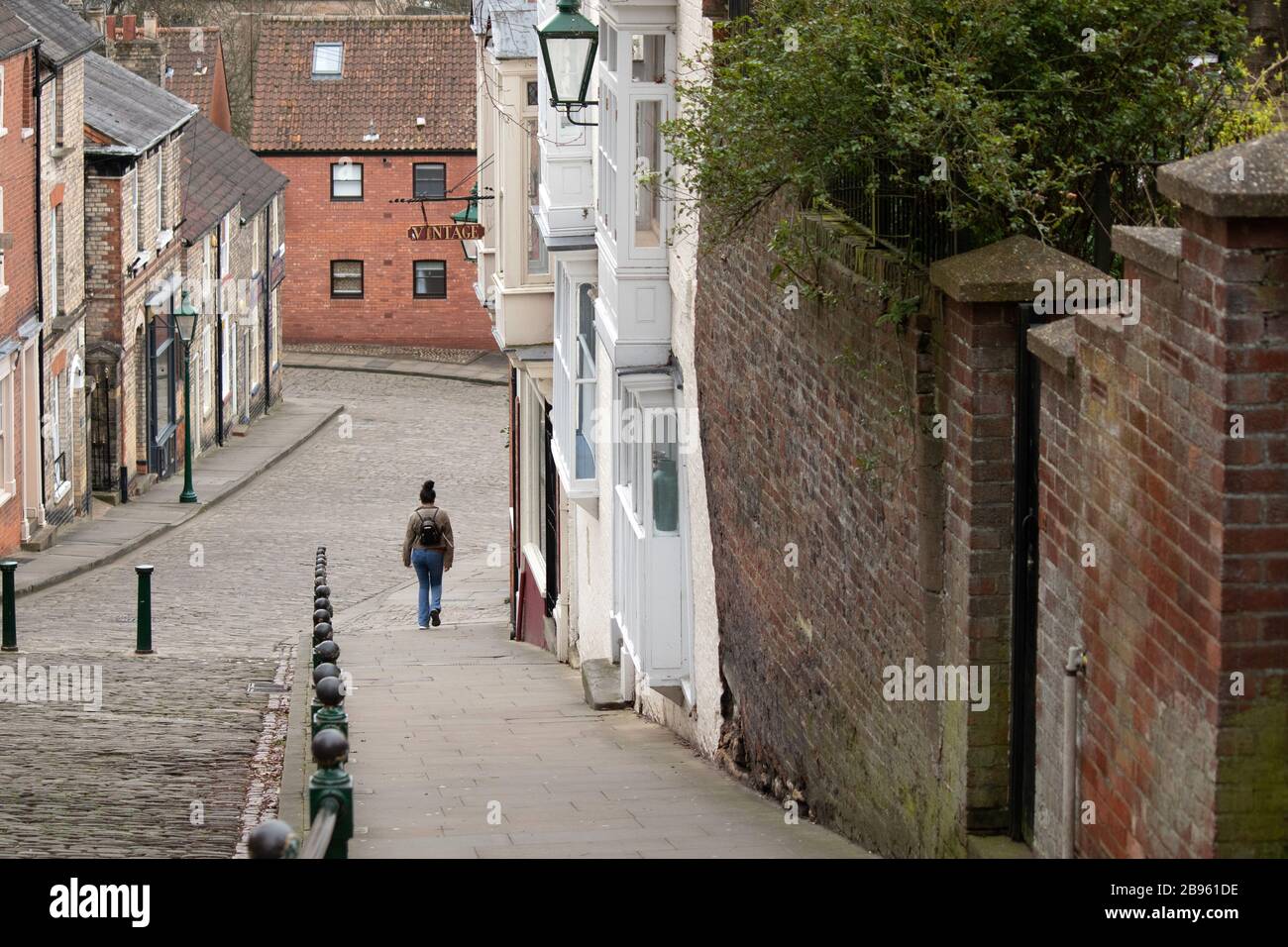 La vue sur Steep Hill, Lincoln. Steep Hill est l'un des endroits les plus visités de la ville de Lincoln dans le Lincolnshire, en Angleterre. Steep Hill relie Lincoln en montée au centre-ville et au centre commercial qui se trouvent sur la plaine du niveau. Il était autrefois connu sous le nom de rue Ermine et est actuellement maintenu par le Conseil du comté de Lincolnshire. Banque D'Images