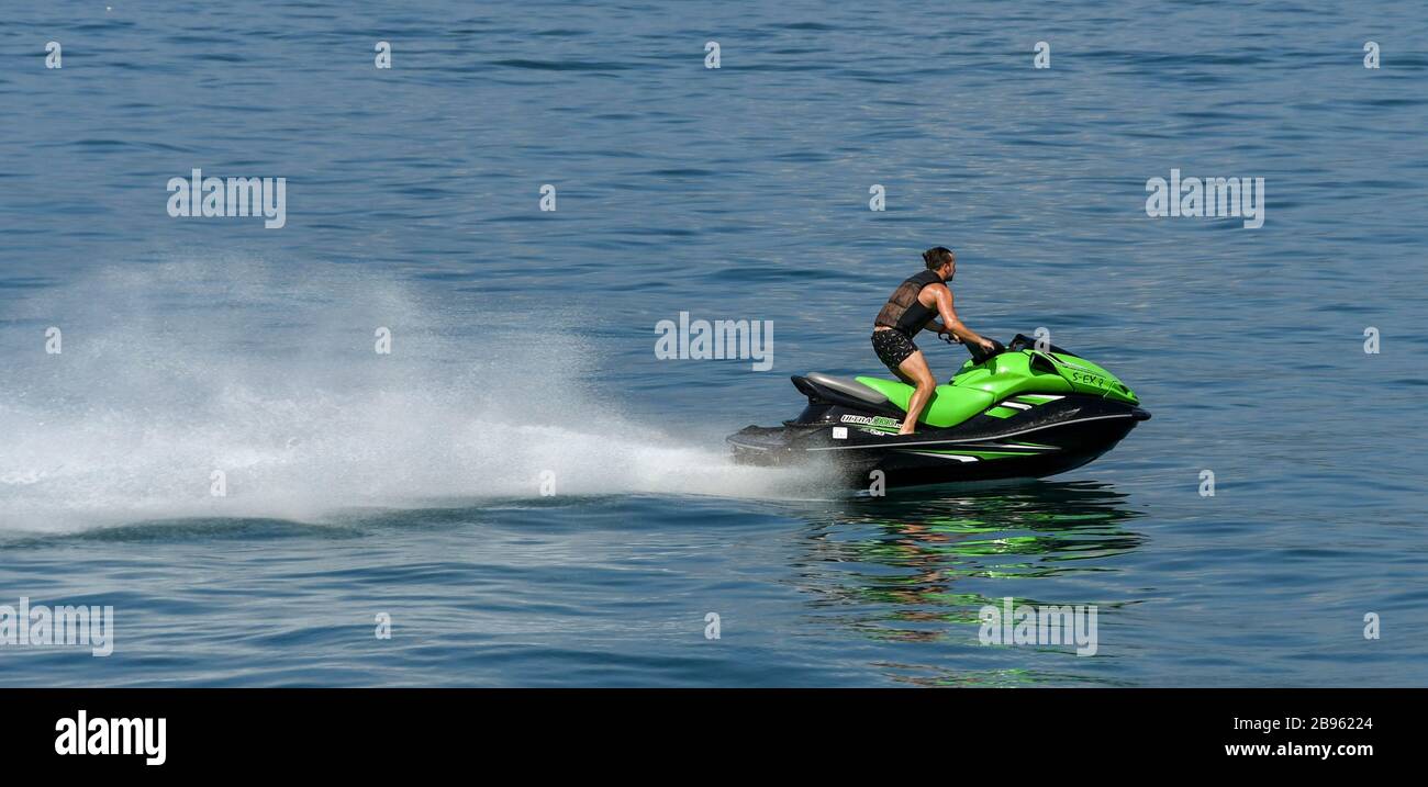 Le lac de Garde, ITALIE - Septembre 2018 : personne un rapide jet ski effleurer la surface du lac de Garde. Banque D'Images