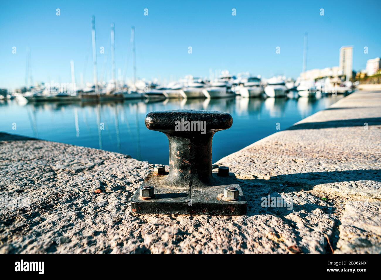 Amarre, bitt à la marina, vieux et grand. Banque D'Images