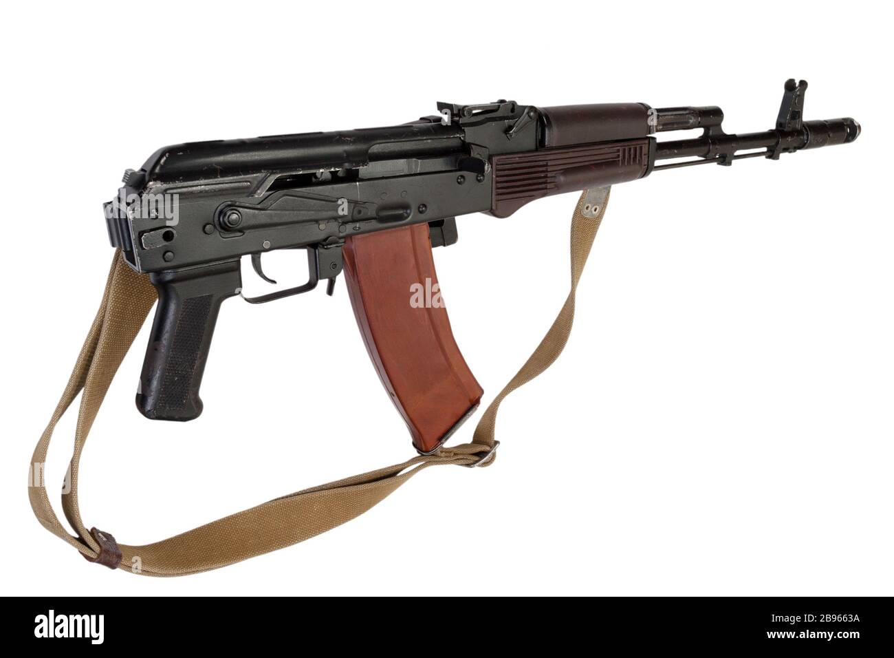 Fusil d'assaut kalashnikov AK 74 isolé sur fond blanc Banque D'Images