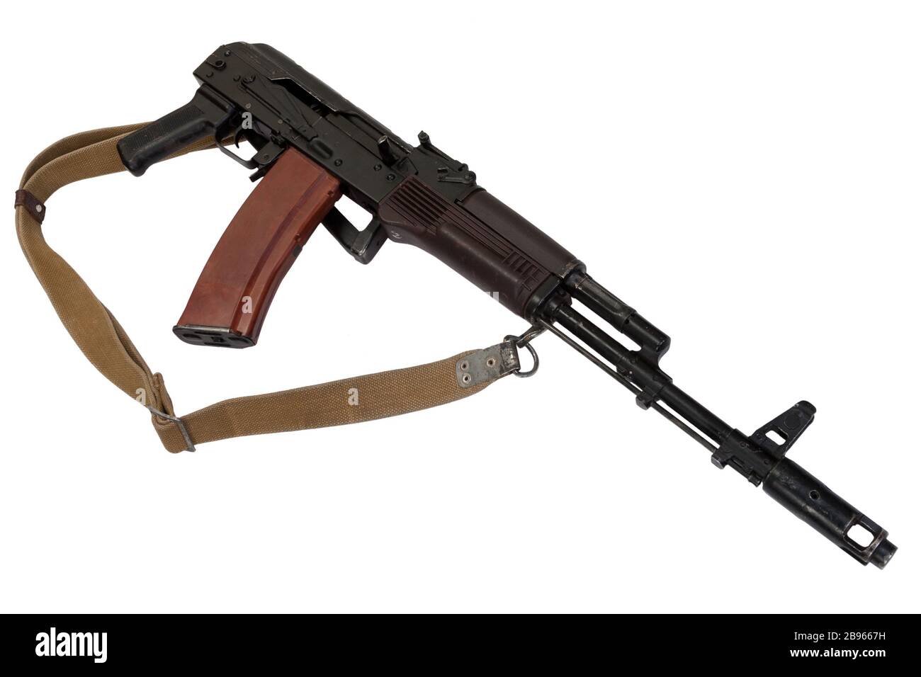 Fusil d'assaut kalashnikov AK 74 isolé sur fond blanc Banque D'Images