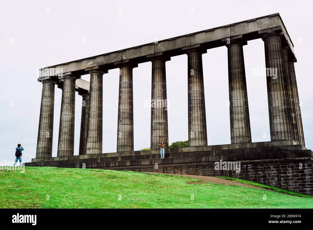 Les touristes prennent des photos au Monument National d'Ecosse à Edimbourg. Banque D'Images