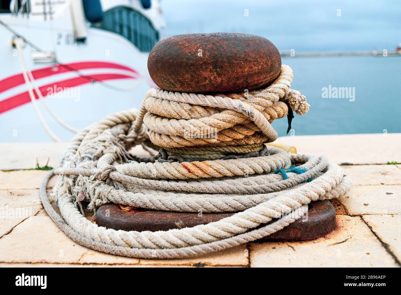 Amarre, bitt à la marina, vieux et grand. Banque D'Images