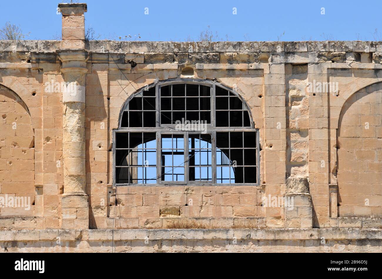 Détail d'un entrepôt riverain vacant à Cospicua, Malte, l'une des trois villes. La région abrite depuis des décennies un chantier naval de la Royal Navy britannique. Banque D'Images