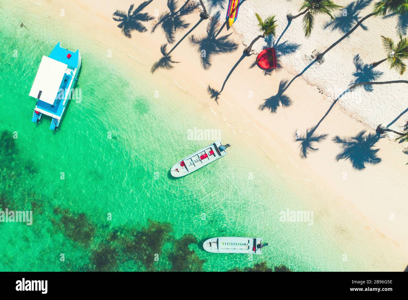 Plage de sable de l'île en Caribbean resort, Bavaro, République dominicaine. Vacances d'été. Drone aérien vue sur le paysage marin. Banque D'Images