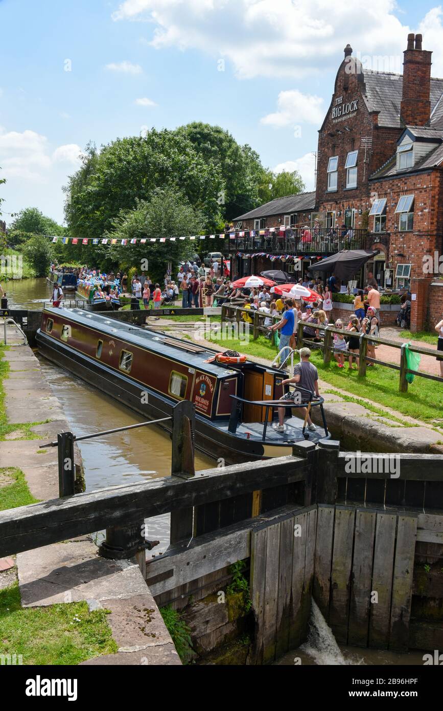 Foules à côté du canal profitant du Middlewich Folk and Canal Festival dans la ville de Cheshire en été. Banque D'Images