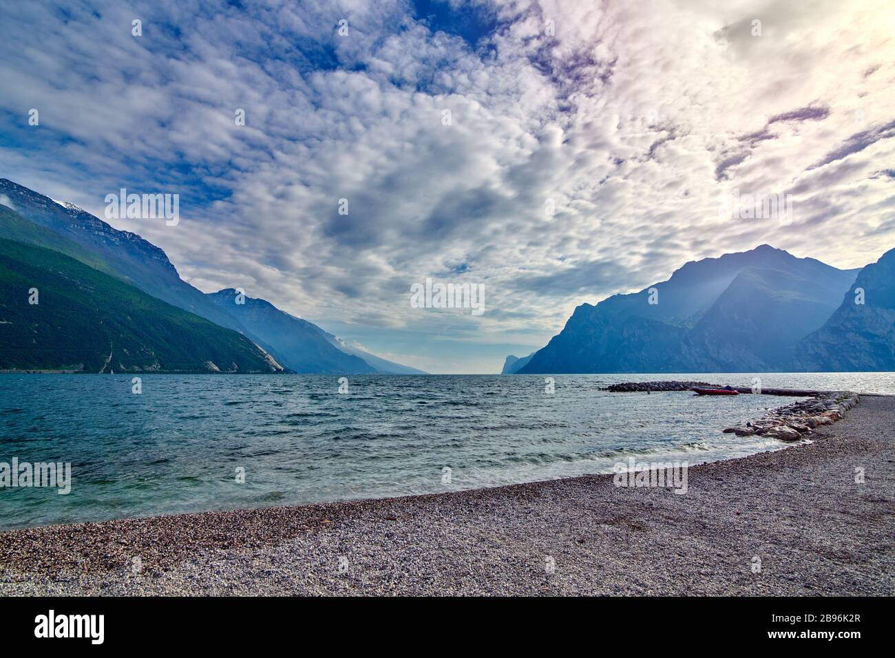 Panorama de Torbole une petite ville sur le lac de Garde, Italie. Europa..Soft focus en raison d'une longue exposition tir, beau lac de Garde entouré de montagnes dans le TH Banque D'Images