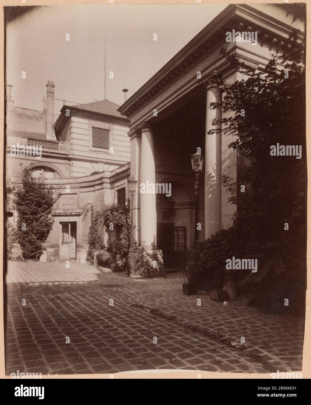 Hôtel court Chanac (Hôtel du Châtelet), Palais Archevêque, 127 rue de Grenelle, 7ème arrondissement, Paris Atget, Eugène (Jean Eugène Auguste Atget, dit). 'Cour, hôtel de Chanac (hôtel du Châtelet), palais Archiépiscopal, 127 rue de Grenelle, 7ème arrondissement, Paris'. Papier de rage alluminé. Paris, musée Carnavalet. Banque D'Images