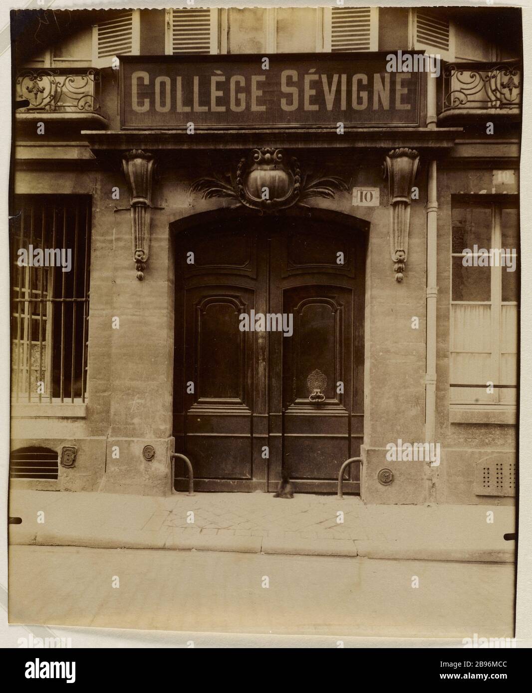 PORTE DE L'HÔTEL MACHELET VELYE (ANCIEN COLLÈGE SEVIGNNE), 10 RUE DE CONDE, 6ÈME ARRONDISSEMENT, PARIS porte, hôtel Machelet de Velye (ancien collège Sévigné), 10 rue de Condé. Paris (VIème arr.), 1909. Photo d'Eugène Atget (1857-1927). Paris, musée Carnavalet. Banque D'Images