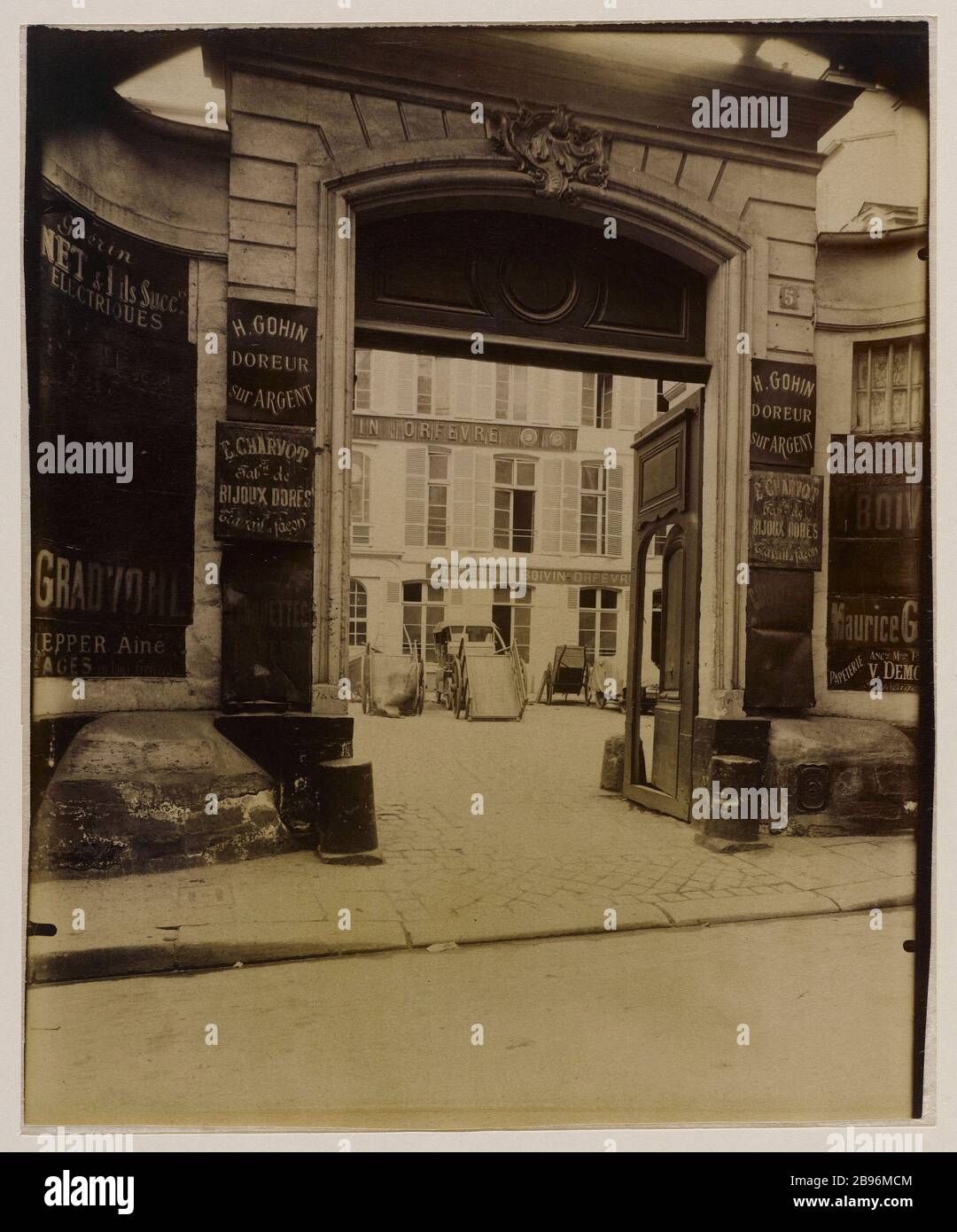 PORTE DE L'HÔTEL MONTMORENCY. 5, RUE MONTMORENCY, 3ÈME ARRONDISSEMENT, PARIS porte, Hôtel de Montmorency. 5, rue de Montmorency. Paris (IIIème arr.), 1913. Photo d'Eugène Atget (1857-1927). Paris, musée Carnavalet. Banque D'Images
