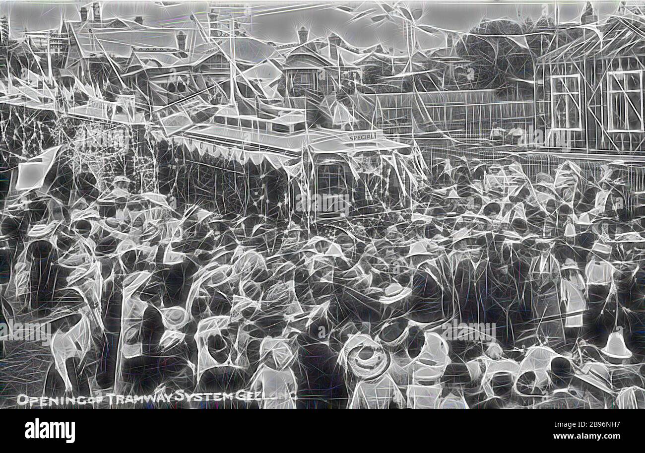 Négatif - Geelong, Victoria, 1912, décoré des tramways qui attendent de descendre de la piste. Il semble y avoir un groupe officiel sur la droite et des foules entourent les trams., repensé par Gibon, design de gai chaleureux de luminosité et de rayonnement de lumière. L'art classique réinventé avec une touche moderne. La photographie inspirée du futurisme, qui embrasse l'énergie dynamique de la technologie moderne, du mouvement, de la vitesse et révolutionne la culture. Banque D'Images