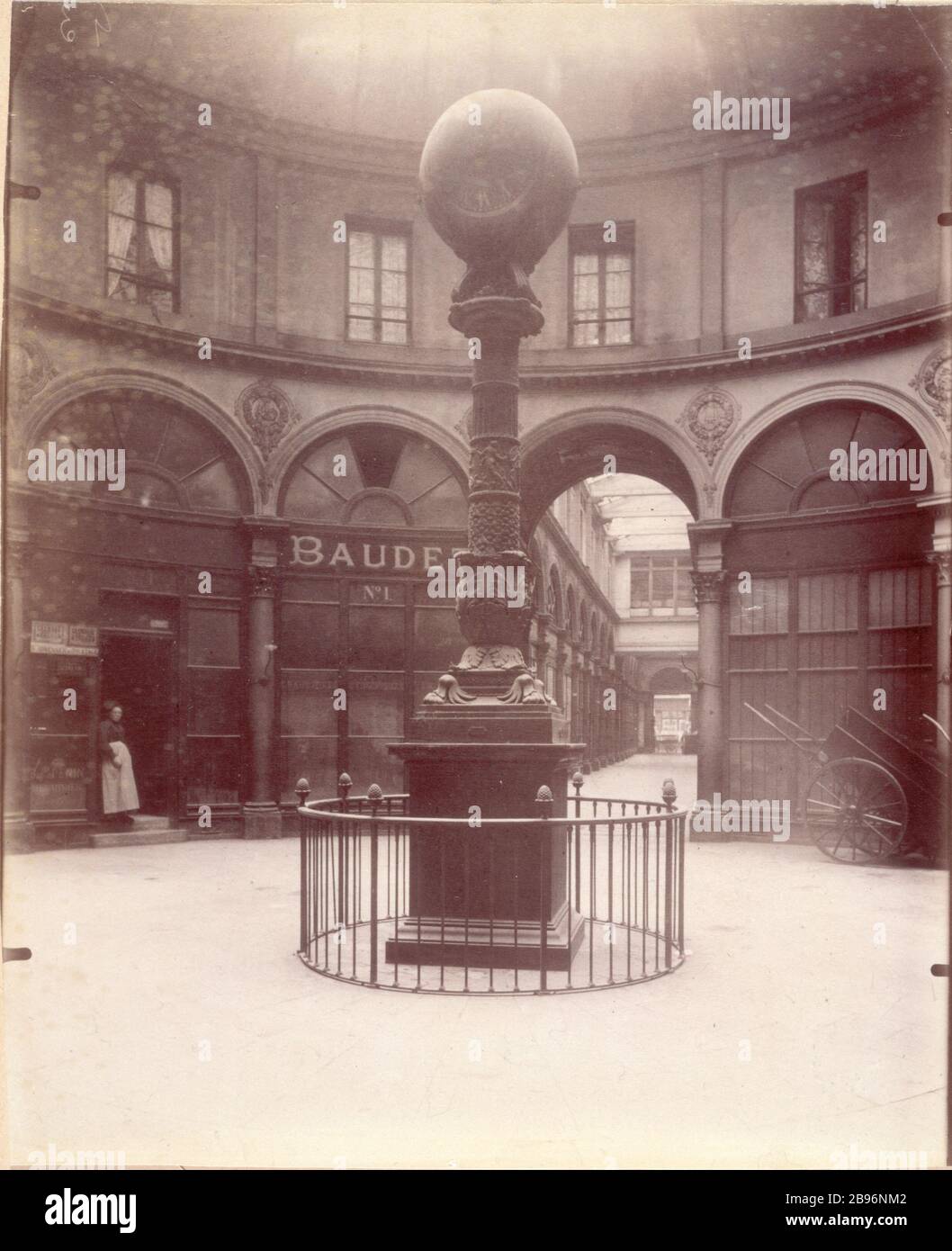 GALERIE RUE COLBERT VIVIENNE Galerie Colbert, rue Vivienne. Paris (IIème arrondissement), 1906. Photo d'Eugène Atget (1857-1927). Paris, musée Carnavalet. Banque D'Images