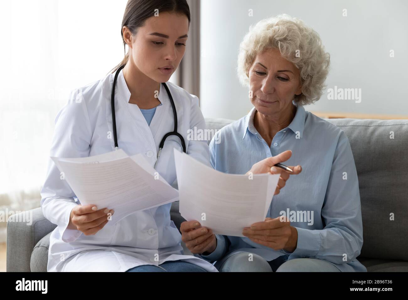 Femme médecin fermer l'assurance santé avec la vieille dame patient Banque D'Images