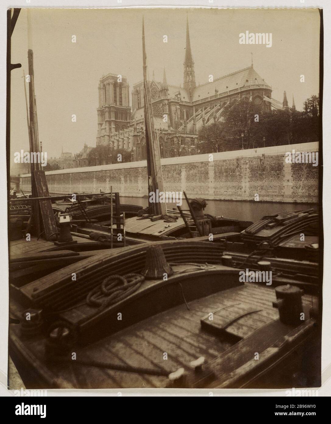 CATHÉDRALE NOTRE DAME DE PARIS, VUE DU QUAI MONTEBELLO, 5ÈME ARRONDISSEMENT, PARIS Cathédrale notre-Dame de Paris, vue du quai Montebello, Paris (Vème arr.), 1911. Photo d'Eugène Atget (1857-1927). Paris, musée Carnavalet. Banque D'Images