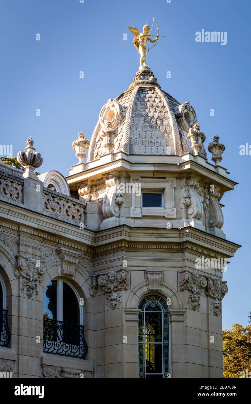Statue de l'or Cupid au sommet de la place Jean Perrin dans le jardin des champs-Élysées, Paris, France Banque D'Images