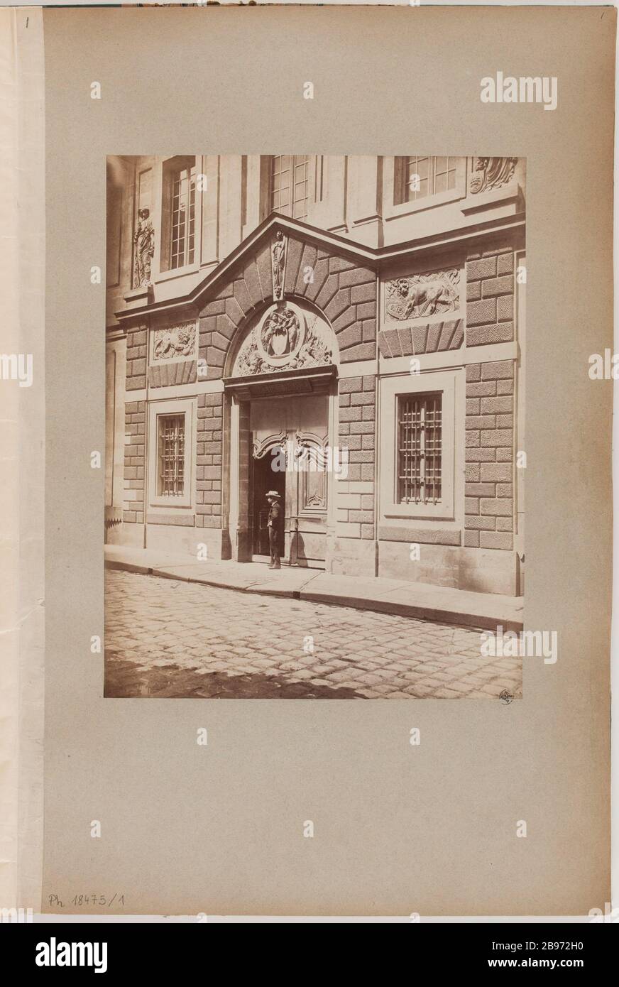 Entrée de l'hôtel Carnavalet, 23 rue de Sevignne, 3ème arrondissement, Paris. Album sur l'hôtel Carnavalet, 23 rue de Sévigné. Entrée. Paris (IIIème arr.), 1862-1905. Photo de Pierre Emonts (ou Emonds, 1831-1912). Paris, musée Carnavalet. Banque D'Images