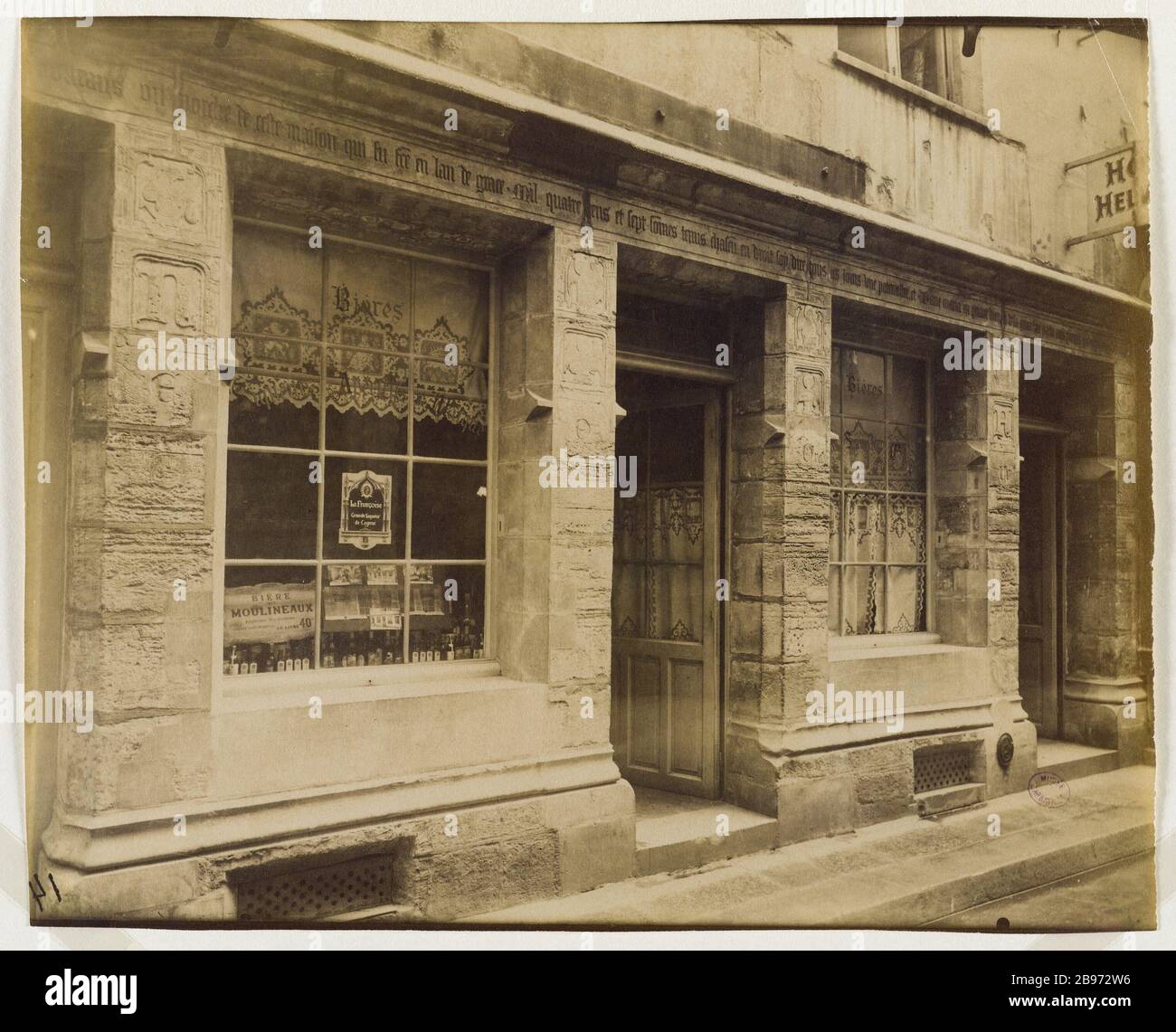 MAISON DIRE NICOLAS FLAMEL APRÈS RESTAURATION OU MAISON GRAND ÉQUIPEMENT. 51 RUE MONTMORENCY, 3ÈME ARRONDISSEMENT, PARIS Maison dite de Nicolas Flamel après restauration ou maison du Grand Pignon. 51, rue de Montmorency, Paris (IIIème arr.), 1913. Photo d'Eugène Atget (1857-1927). Paris, musée Carnavalet. Banque D'Images