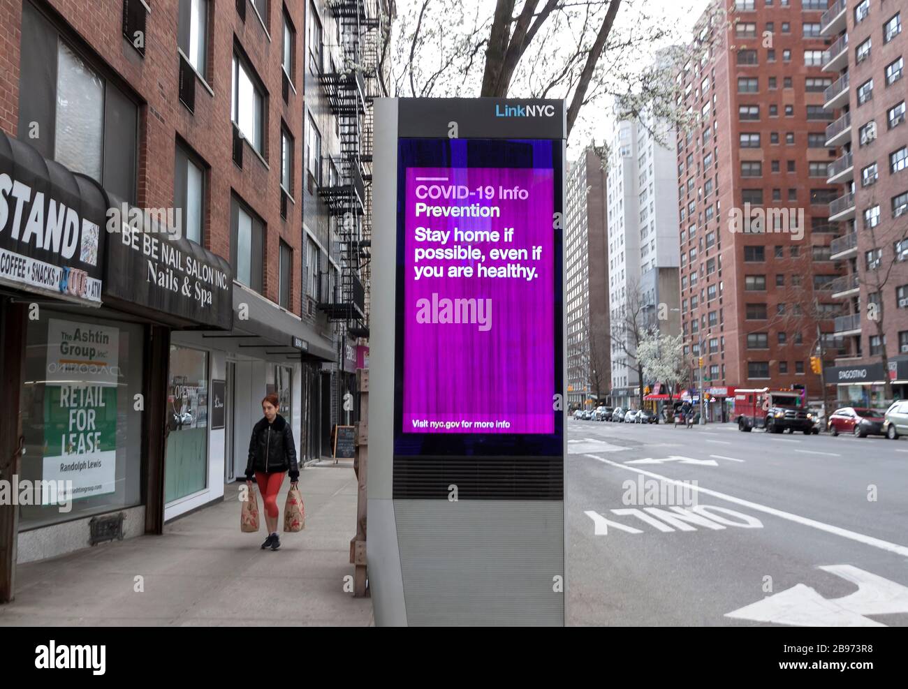 Le kiosque numérique LinkNYC affiche sur le trottoir des messages et des conseils de Covid-19 (coronavirus) sur la quarantaine pour les New-Yorkais. Banque D'Images
