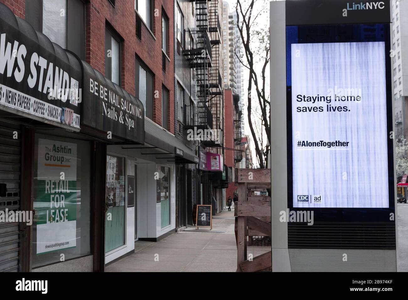 Panneau du kiosque numérique LinkNYC sur le trottoir affichant les conseils et conseils de quarantaine de Covid-19 (coronavirus) aux New-Yorkais. Banque D'Images