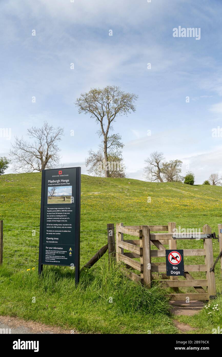 Panneau et stile à l'entrée du monument néolithique de Mayburgh Henge, Cumbria, Angleterre, Royaume-Uni Banque D'Images