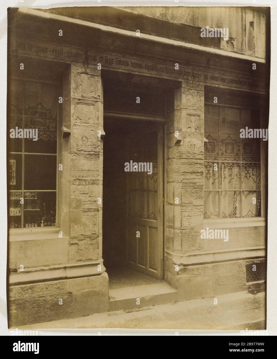 MAISON DIRE NICOLAS FLAMEL APRÈS RESTAURATION OU MAISON GRAND ÉQUIPEMENT. 51 RUE MONTMORENCY, 3ÈME ARRONDISSEMENT, PARIS Maison dite de Nicolas Flamel après restauration ou maison du Grand Pignon. 51, rue de Montmorency, Paris (IIIème arr.), 1913. Photo d'Eugène Atget (1857-1927). Paris, musée Carnavalet. Banque D'Images