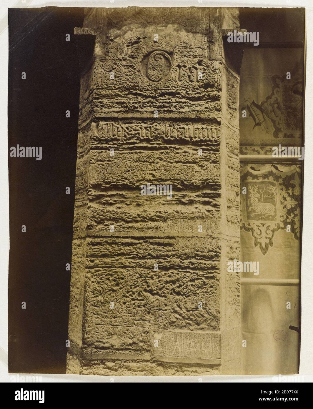 DÉTAIL D'UN PILIER DE LA MAISON DIRE NICOLAS FLAMEL APRÈS RESTAURATION OU MAISON GRAND ENGRENAGE. 51, RUE MONTMORENCY, 3ÈME ARRONDISSEMENT, PARIS Détail d'un plier de la maison dites de Nicolas Flamel après restauration ou maison du Grand Pignon. 51, rue de Montmorency, Paris (IIIème arr.), 1913. Photo d'Eugène Atget (1857-1927). Paris, musée Carnavalet. Banque D'Images