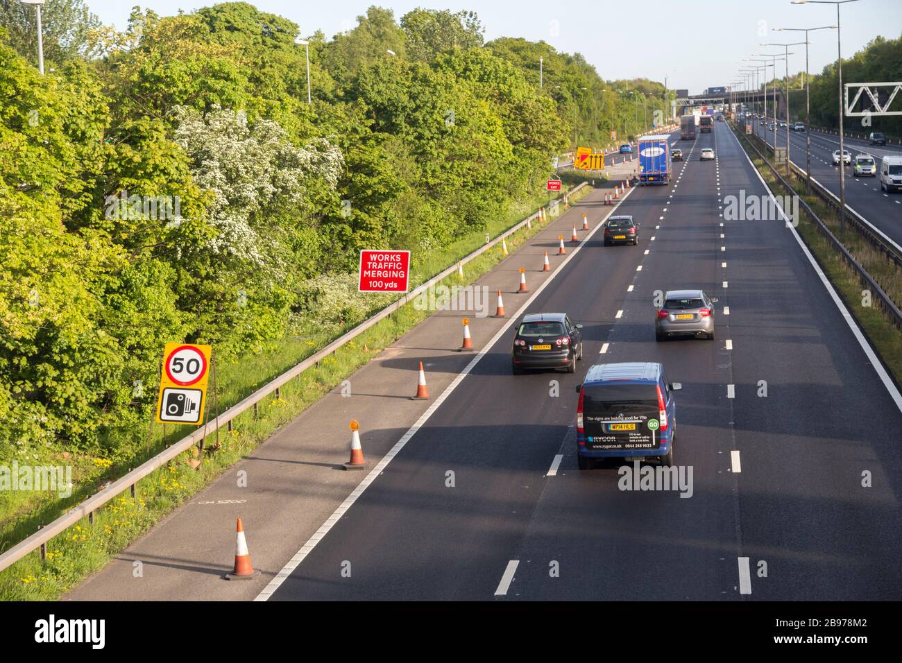 Autoroute M 6 avec panneaux de signalisation à l'approche de la section lente, Hilston Park, Angleterre, Royaume-Uni Banque D'Images