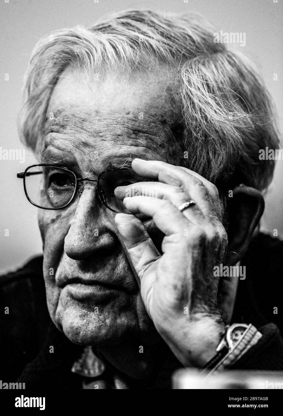 Noam Chomsky, la Conferencia titulada ofrecio capitalisme Gangter y resistencias transfronterizas, organizada por el Colegio Sonora en el centro de la Banque D'Images
