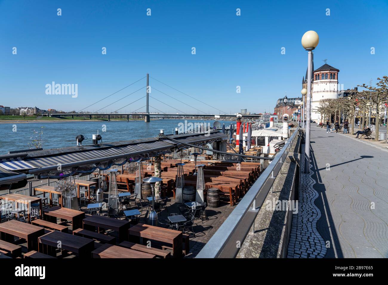 Leere Rheinufer Promenade, geschlossee Gastronome, Folgen des Kontaktverbot, Auswirkungen der Coronavirus Pandemie in Deutschland, Düsseldorf Banque D'Images