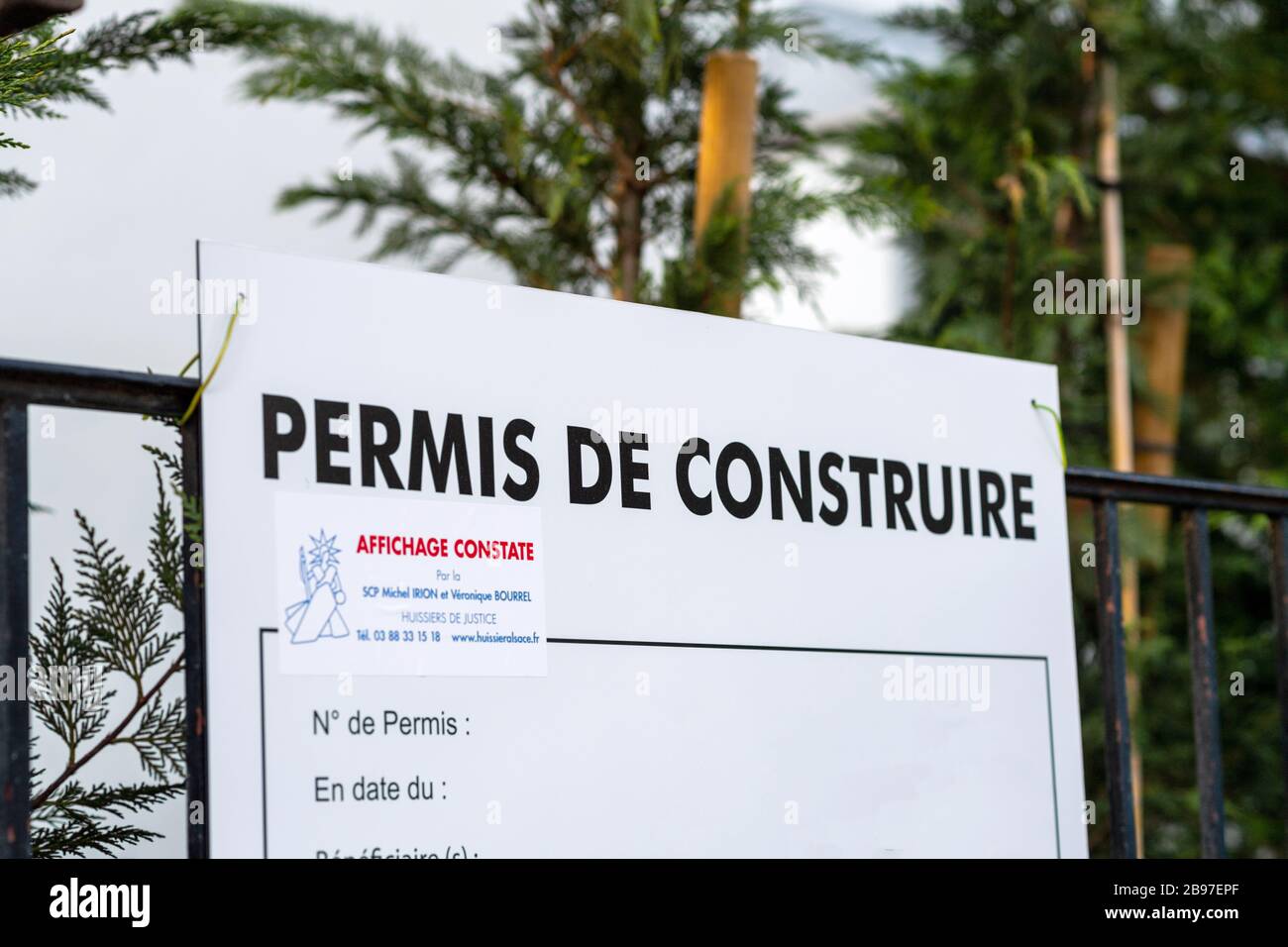 Paris, France - 18 mars 2020: Permis de construction traduit en permis de construction sur la façade d'une maison d'hôtel en France Banque D'Images