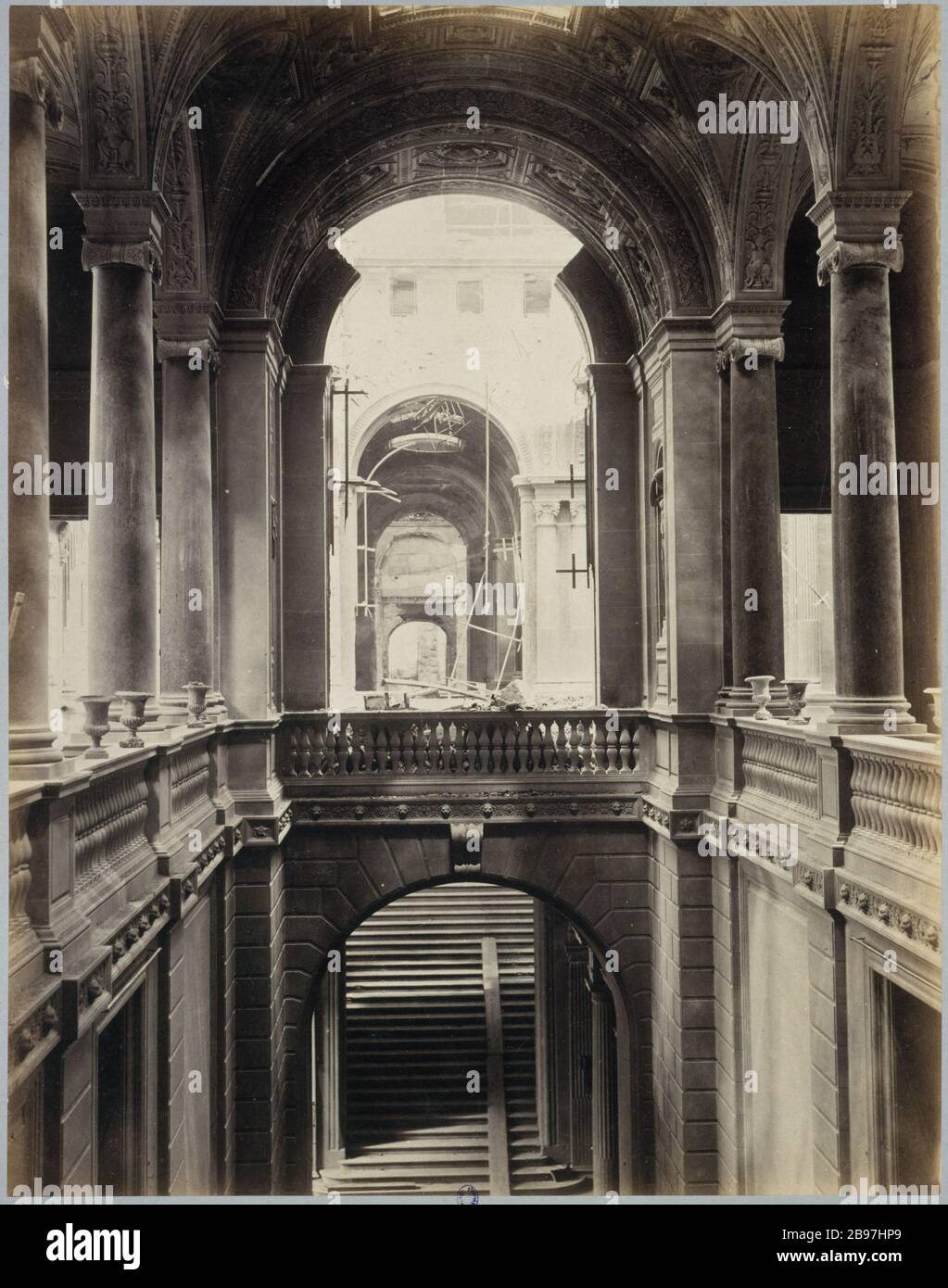 CATASTROPHES DE GUERRE: HÔTEL DE VILLE, ESCALIER D'HONNEUR 'Déradres de la guerre : Hôtel de Ville, escalier d'honneur'. Photo de J. Andrieu. Paris, musée Carnavalet. Banque D'Images