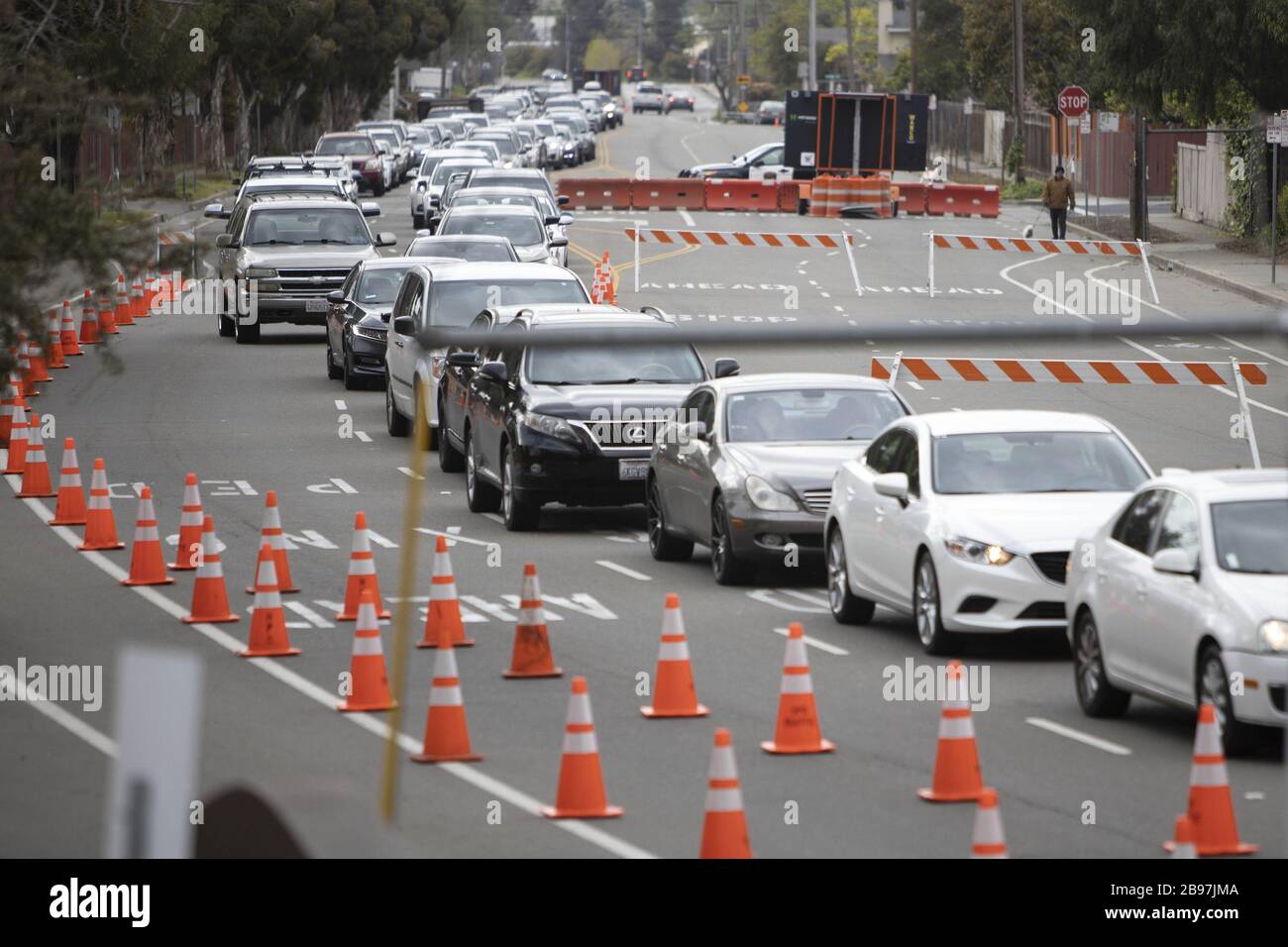 Les voitures sont en file d'attente pour un poste de test COVID-19 en voiture, sous la conduite de techniciens d'urgence-médicaux Hayward à Hayward, en Californie, le lundi 23 mars 2020. Si l'individu a des symptômes, ils sont dirigés pour être testés pour CIVID-19 à une tente d'essai séparée. Photo de Peter DaSilva/UPI Banque D'Images