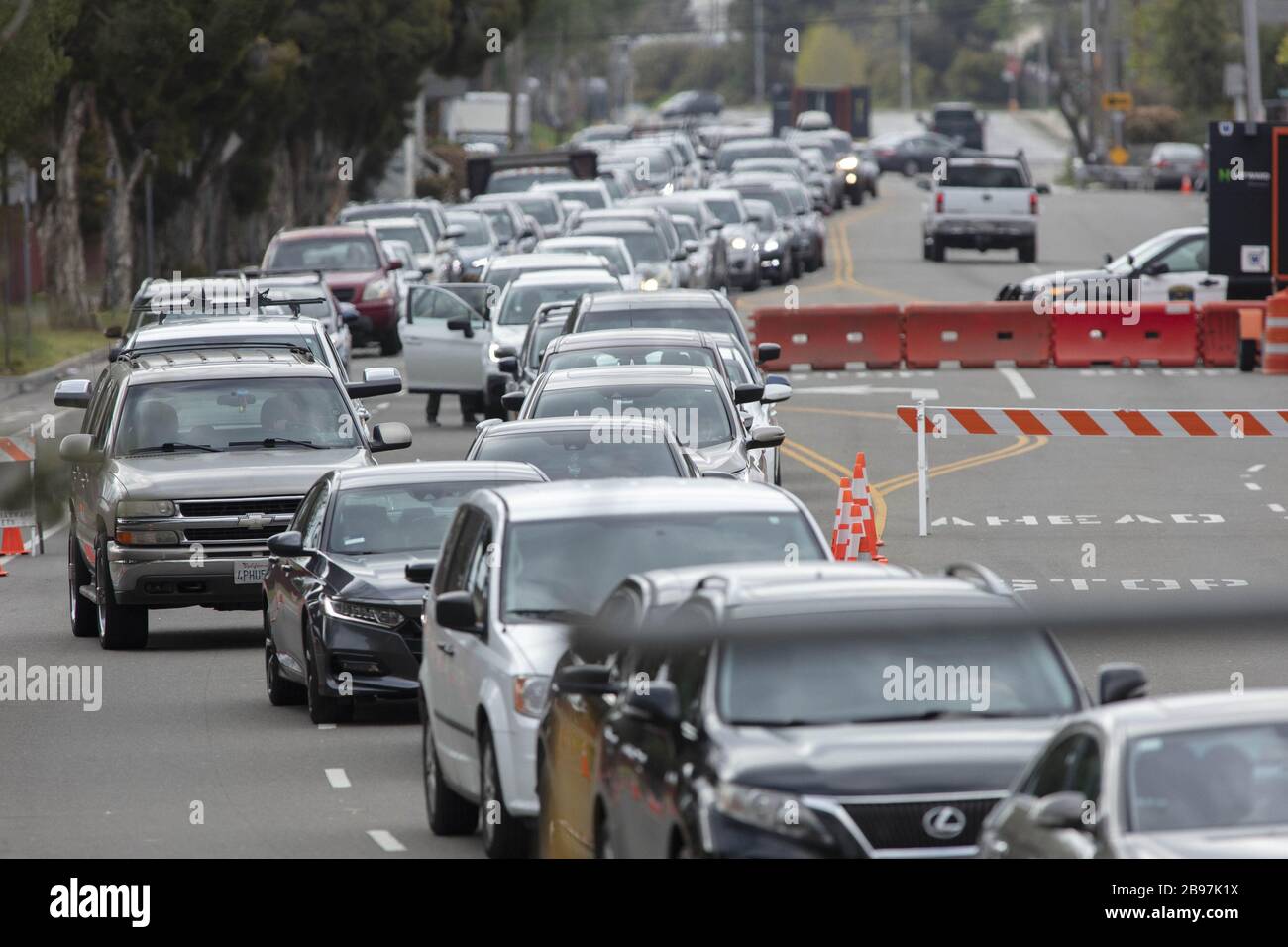 Les voitures sont en file d'attente pour un poste de test COVID-19 en voiture, sous la conduite de techniciens d'urgence-médicaux Hayward à Hayward, en Californie, le lundi 23 mars 2020. Si l'individu a des symptômes, ils sont dirigés pour être testés pour CIVID-19 à une tente d'essai séparée. Photo de Peter DaSilva/UPI Banque D'Images