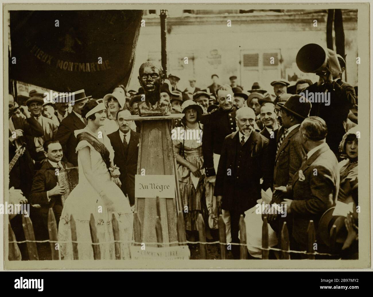 INAUGURATION D'UNE STATUE EN L'HONNEUR DE LA RACE NOIRE, 1920 MONTMARTRE, 18ÈME ARRONDISSEMENT, PARIS Inauguration d'une statue en l'honneur de la Noire, 1920, Montmartre, Paris (XVIIIème arr.). Photographie anonyme. Paris, musée Carnavalet. Banque D'Images