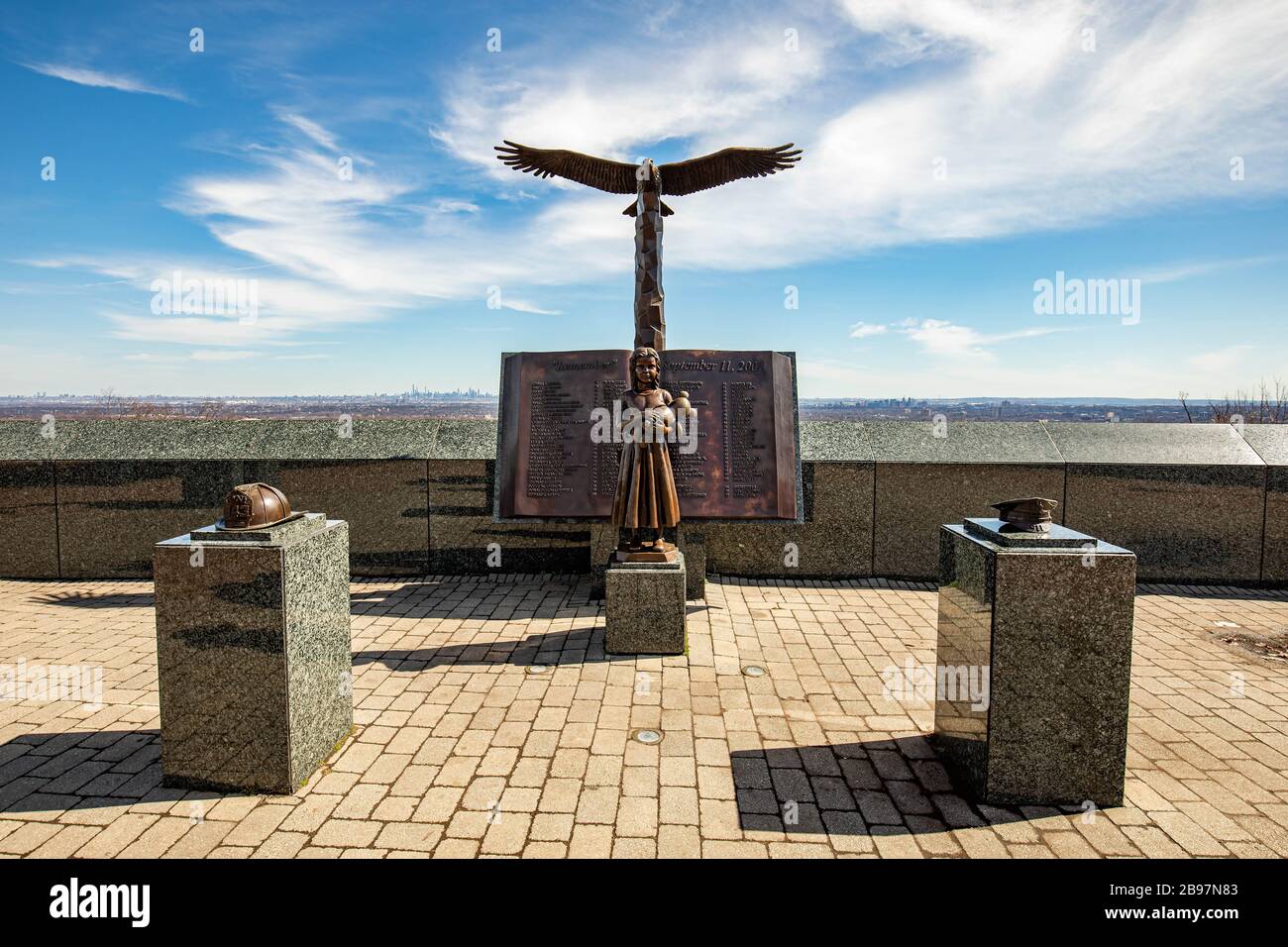 Sculpture d'enfant et d'aigle à Eagle Rock réservation 911 mémorial de jour Banque D'Images