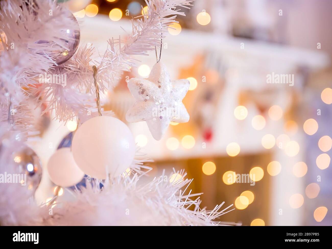 Belle décoration de maisons ou des illustrations de l'esprit de Noël et des décorations avec beaucoup de détails dans une lumière chaude et douce avec un riche bokeh dans l'arrière Banque D'Images