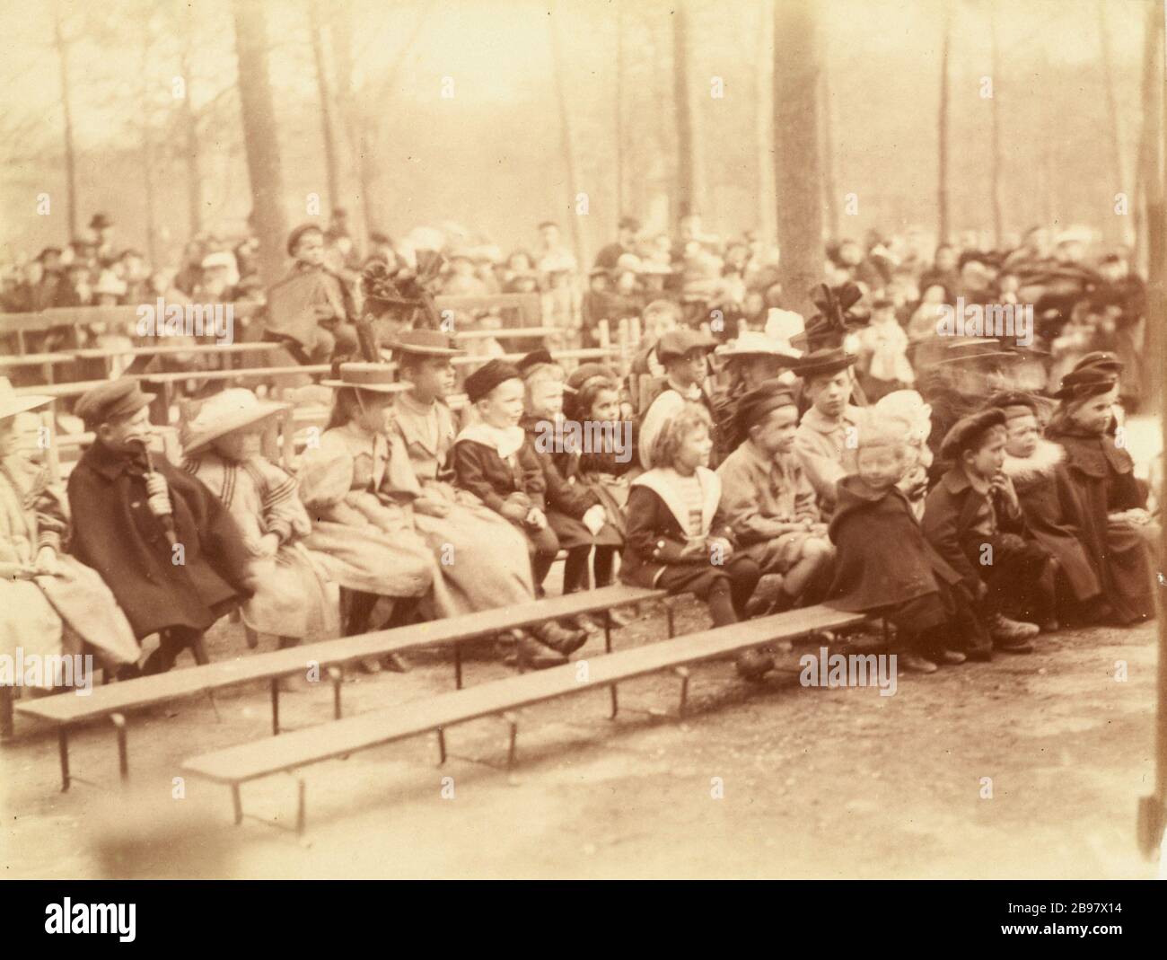 GUIGNOL, LES CHAMPS-ÉLYSÉES Guignol, aux champs-Élysées. Paris (VIIIème arrondissement), 1898. Photo d'Eugène Atget (1857-1927). Paris, musée Carnavalet. Banque D'Images