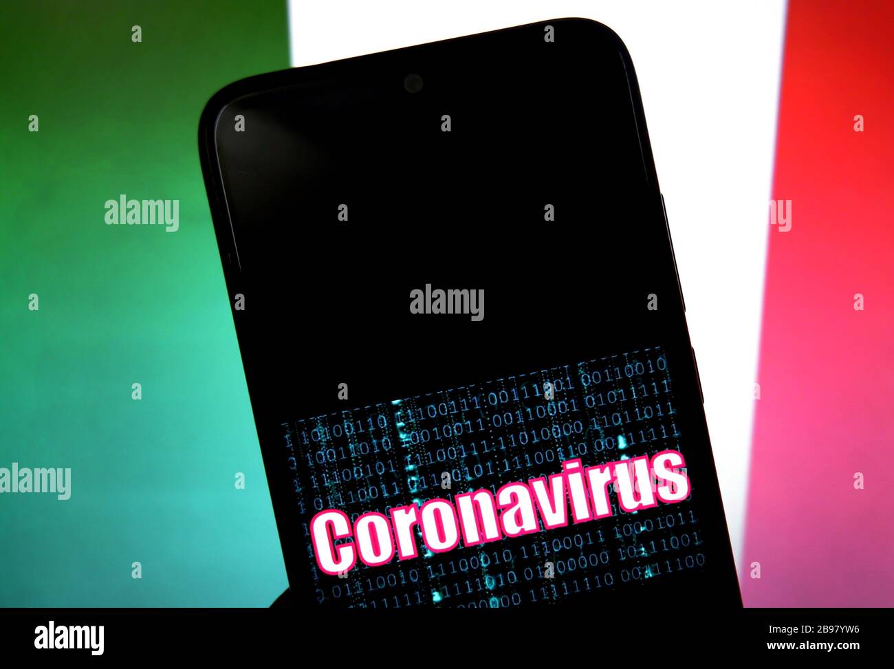 Dans cette illustration photo un logo Corona virus (Covid 2019) affiché sur un smartphone avec un drapeau italien en arrière-plan.Coronavirus (COVID-19) est une maladie infectieuse qui se propage dans le monde entier et plus de 13000 décès. Banque D'Images