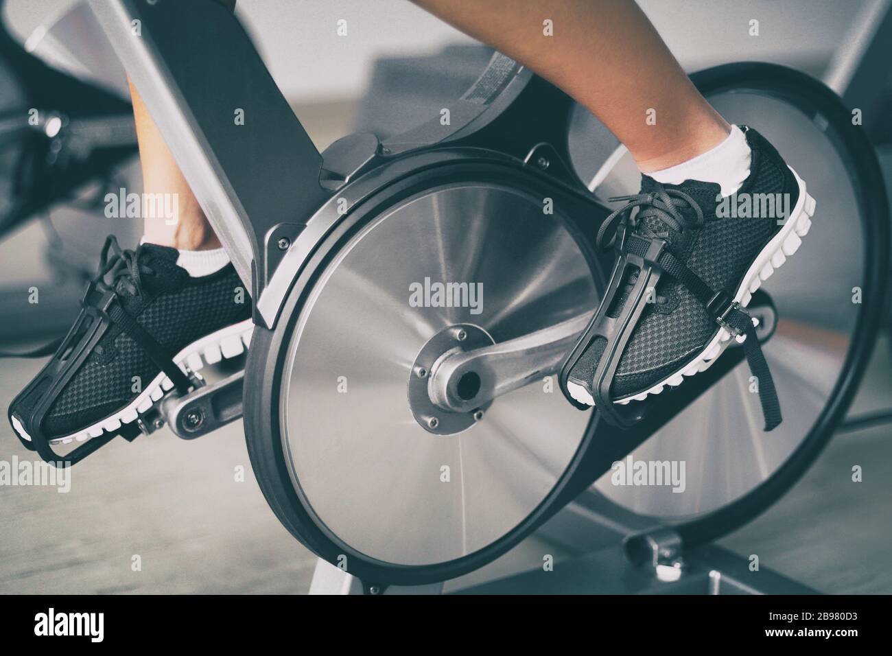 Appareil de fitness à la maison femme vélo d'appartement intérieur exercice  à l'intérieur pour cardio-training. Gros plan des chaussures sur la  bicyclette Photo Stock - Alamy