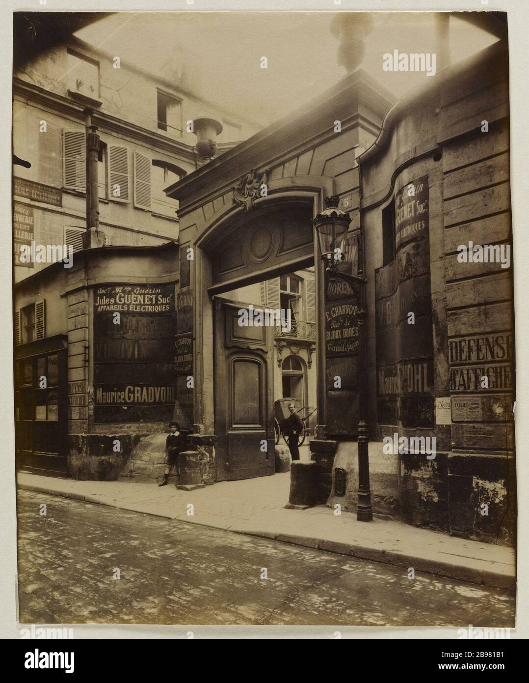 PORTE DE L'HÔTEL MONTMORENCY MONTMORENCY 5 RUE, 3ÈME ARRONDISSEMENT, PARIS porte, hôtel de Montmorency, 5 rue de Montmorency, Paris (IIIème arr.), 1908. Photo d'Eugène Atget (1857-1927). Paris, musée Carnavalet. Banque D'Images