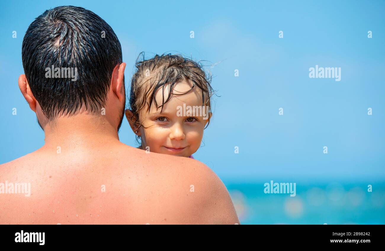 Papa A La Plage Enveloppant Sa Petite Fille Dans Une Serviette Apres Bain Sur La Mer Photo Stock Alamy