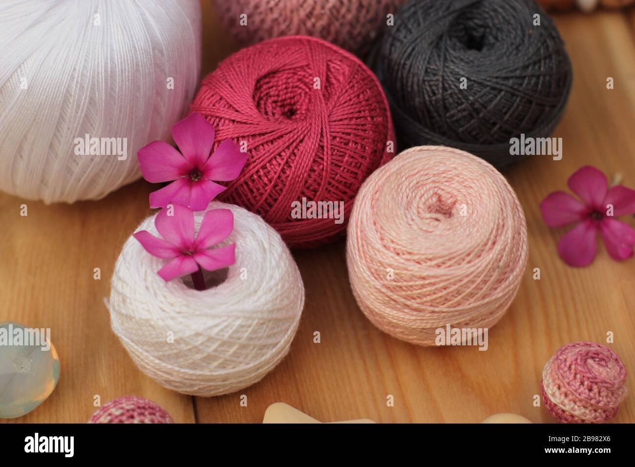billes de fil rose, blanc et gris Banque D'Images
