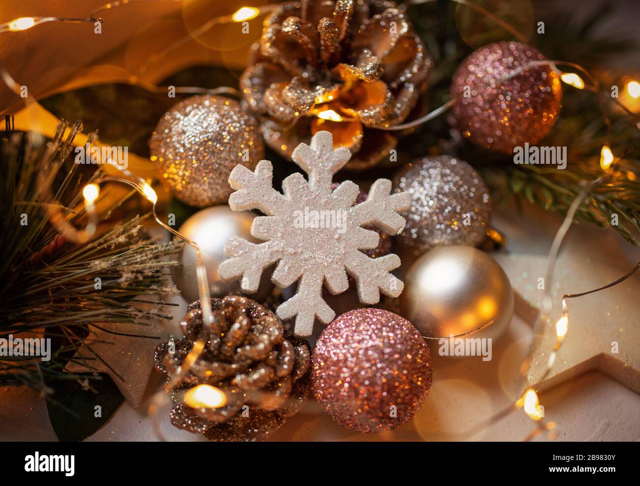 Belle décoration de maisons ou des illustrations de l'esprit de Noël et des  décorations avec beaucoup de détails dans une lumière chaude et douce avec  un riche bokeh dans l'arrière Photo Stock -