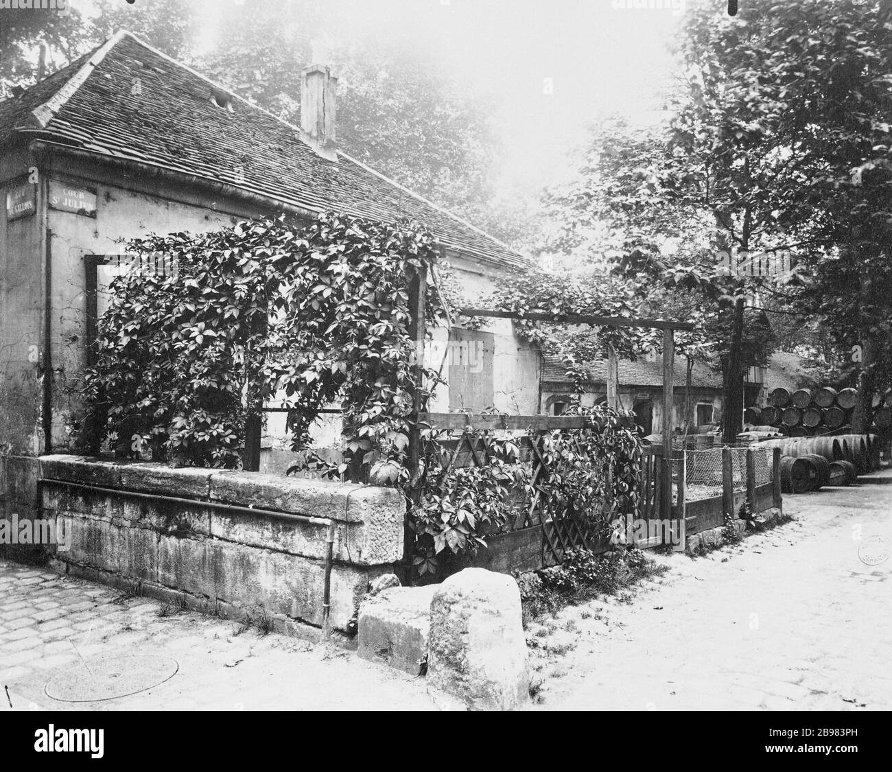 ENTREPÔT BERCY entrepôt de Bercy, cour Saint-Julien. Paris (XIIème arrondissement). Photo d'Eugène Atget (1857-1927). Paris, musée Carnavalet. Banque D'Images