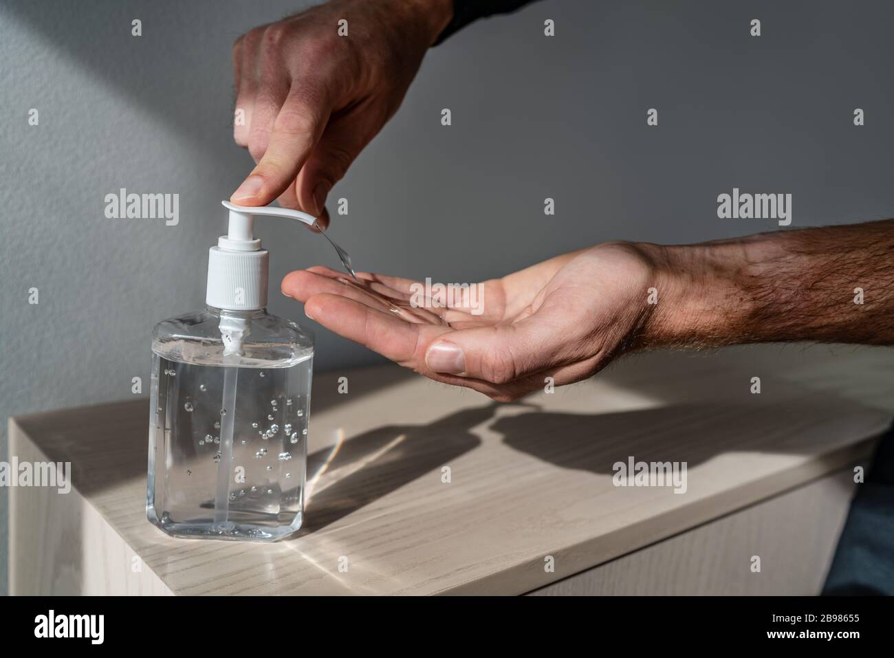 Flacon de désinfectant pour les mains, homme utilisant un gel de gel de déposition pour corona Virus mains hygiène coronavirus COVID-19 prévention de la pandémie Banque D'Images