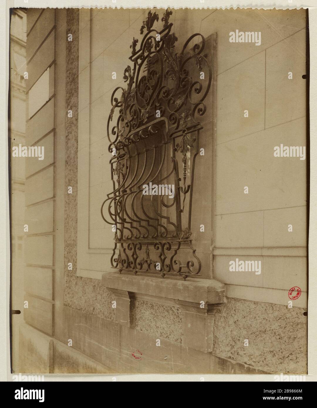 ANCIENNE GRILLE, HÔTEL DE NEUVILLE / RUE ALPHONSE-DE-Neuville, 17ÈME ARRONDISSEMENT, PARIS Vieille grille, Hôtel de Neuville / rue Alphonse-de-Neuville, Paris (XVIIème arr.), 1905-1906. Photo d'Eugène Atget (1857-1927). Paris, musée Carnavalet. Banque D'Images