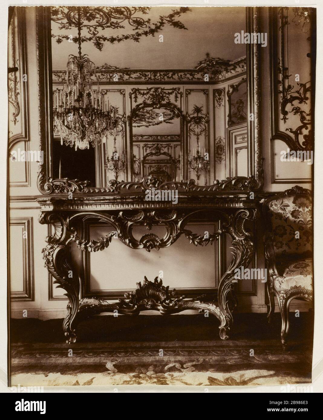 COMMODE, HÔTEL MATIGNON (HÔTEL MARÉCHAL DE MONTMORENCY ANCIENNE AMBASSADE D'AUTRICHE) 57 RUE DE VARENNE, 7ÈME ARRONDISSEMENT, PARIS commode, hôtel de Matignon (Hôtel du Maréchal de Montmorency, ancienne Ambassade d'Autriche ) 57 rue de Varenne, Paris (VIIIe arr.), 1905. Photo d'Eugène Atget (1857-1927). Paris, musée Carnavalet. Banque D'Images