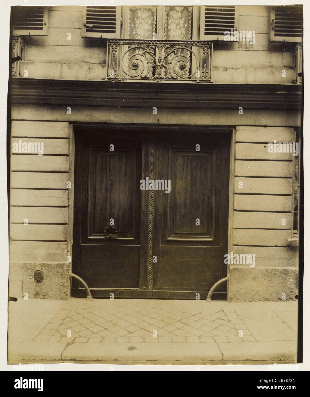 PORTE DE L'HÔTEL SULLY CHAROST, 11 RUE DU CHERCHE-MIDI, 6ÈME  ARRONDISSEMENT, PARIS porte, hôtel de Sully Charost, 11 rue du Cherche-Midi,  Paris (VIème arr.), 1913 . Photo d'Eugène Atget (1857-1927). Paris, musée