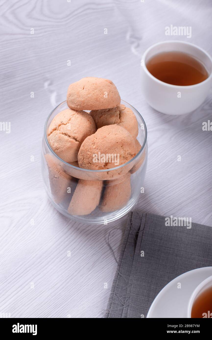 Tasse de thé avec pot de biscuits Banque D'Images